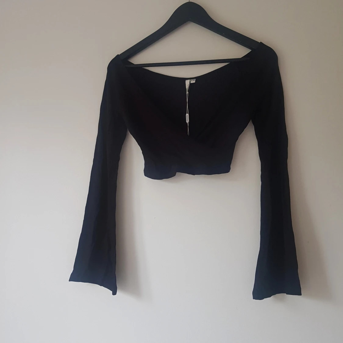 Svart croppad omlottopp NLY Trend