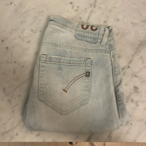 Dondup George jeans - Feta dondups med sköna och diskreta slitningar, perfekta för både vardag och fest🍾! Cond 10/10. Priset går att diskutera vid snabb affär. Tveka inte på att ställa frågor🤩👖
