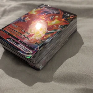Pokémonkort - Säljer en bunt med V-max och V pokemonkort. Har ingen aning på värdet så 600 låter bra men jag kan sänka om det blir någon deal☺️