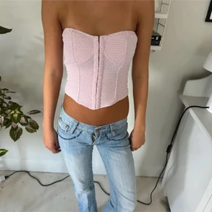 Ljusrosa korsett topp - Jättefin ljusrosa korsett topp från hm som tyvärr inte kommer till användning, bilderna är lånade men kan skicka egna såklart, toppen är i nyskick💗