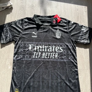 Svart av Milan fotbollströja  - Helt ny säljs för enstaka 299kr Storlek M