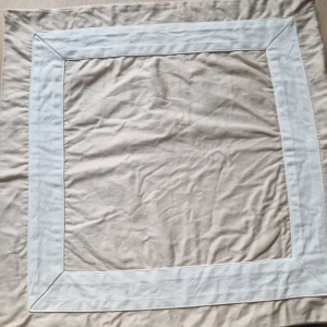 kuddfodral - 2 st beige kuddfodral med bred vit ram runtom. Stl 50x50. Finns en liten fläck på ena se bild. Köpt från h&m home