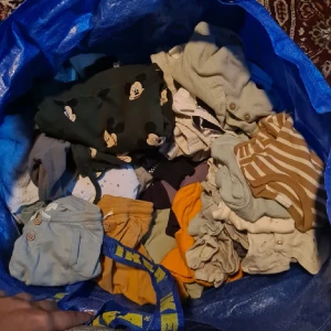 Säljer barnkläder - Säljer  större barnkläder för ett bra pris. Skriv till mig innan ni köper så vi kan diskutera ett pris beroende på hur mycket kläder du vill ha❣️ Kan även komma lite leksaker också om man vill! Det blir lite som en suprice vad du får för kläder men jag kommer göra mitt bästa för att göra dig så nöjd som möjligt💗 ‼️Ej min bild‼️