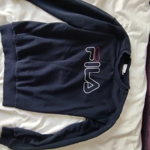 Fila tröja - Mörkblå fila tröja. Storlek S.