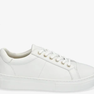 Vita sneakers Vagabond - Stilrena vita sneakers från Vagabond med klassisk låg profil och rund tå. Skorna har snörning med metallfärgade öljetter och är tillverkade i slätt skinn. Perfekta för en clean och fräsch look året runt. Nypris 1200 kr. Använda typ 3 gånger. Pris går att diskuteras.