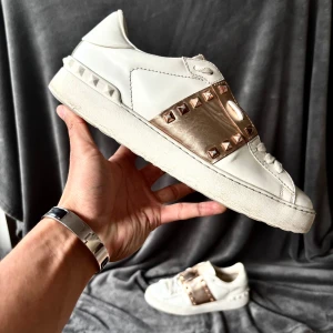 Valentino open skor - Valentino open skor | orginalstorlek: 40, fråga om innermått vid osäkerhet | ingår: endast skorna | fraktar spårbart eller möts upp i Täby
