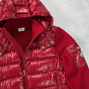 Moncler maglione tricot cardigan jacket - – Condition: 9/10, flawless  – Retail price: 10 000 + SEK  Please note that Moncler runs small, we recommend going up one size from your usual size.  The model is 185 cm tall