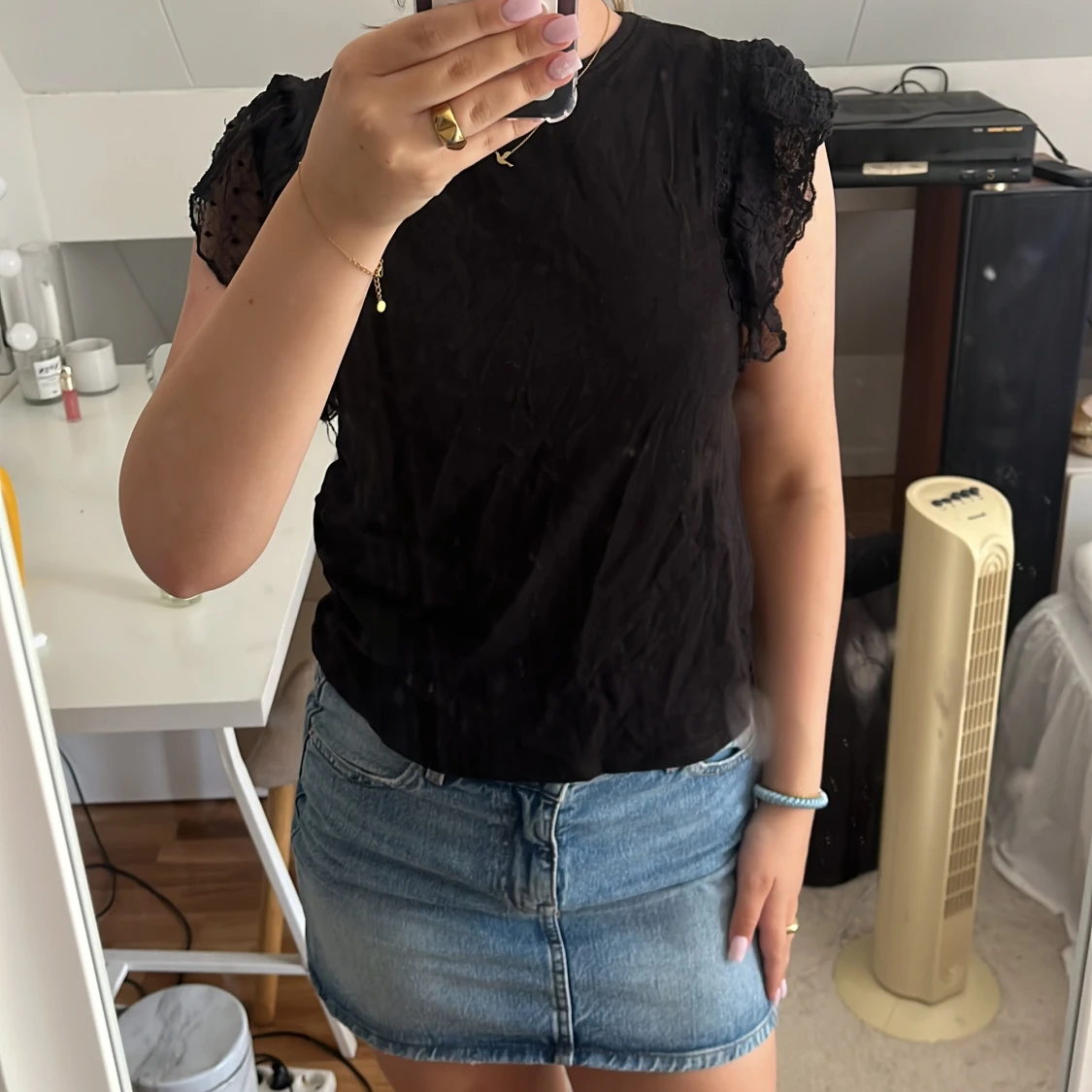 Svart blus med spetsärmar från New yorker