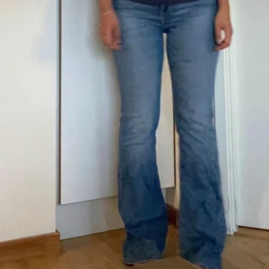 Lee jeans  - Lite slitna längst ner därav priset , väldigt stretchiga 