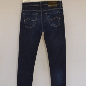 Jacob Cohën jeans  - JACOB COHËN JEANS NYA MODELLEN  Storlek : 32  Passform : Scott  Mått : A = 41CM - B = 100CM  Användning : Jeansen är i väldigt fint skick men finns vissa ställen där det är lite blekt som jag är tveksam på ifall det är design eller annan orsak  Nypris : Cirka 5000SEK