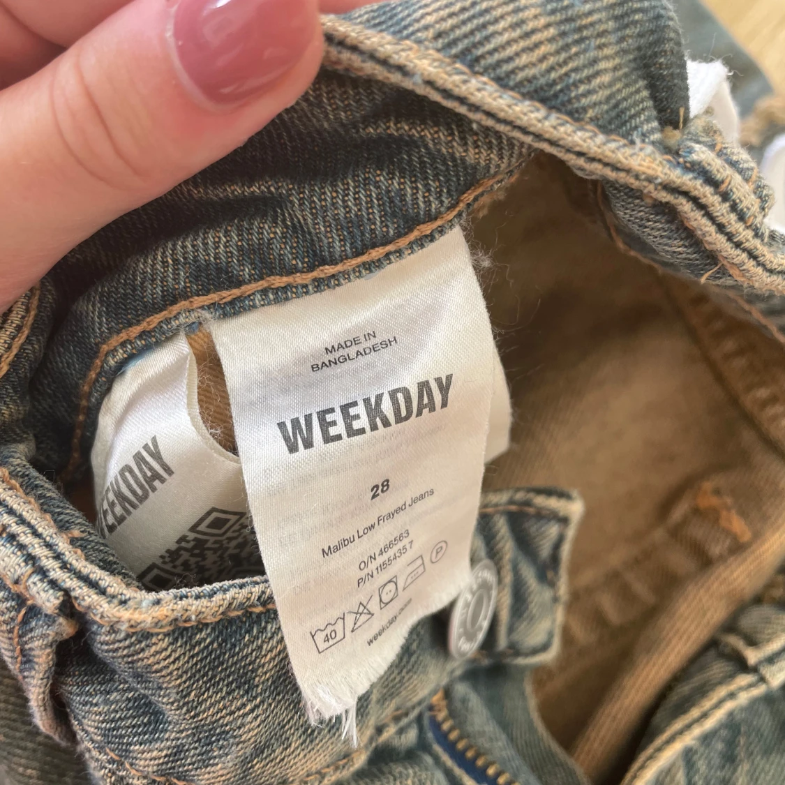 Weekday Malibu Low Frayed Jeans - 1