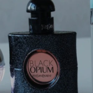 Yves Saint Laurent Black Opium parfym - Black Opium från Yves Saint Laurent är en ikonisk parfym i en svart, glittrig flaska med rund rosa detalj och tydlig logga. Flaskan har en modern, edgy design och känns lyxig och mystisk – perfekt för dig som gillar statement-dofter.