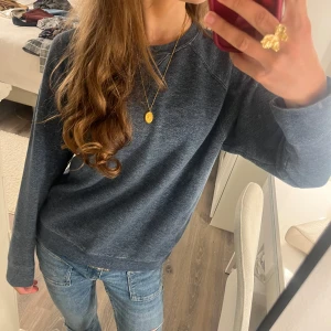 Mörkblå sweatshirt från H&M - Mysig mörkblå sweatshirt från H&M i storlek M. 💗💗 skriv till mig för fler frågor🫶