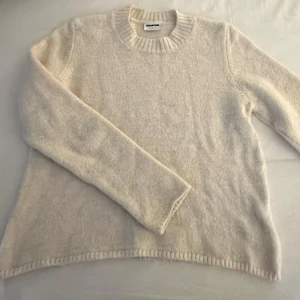 Beige stickad tröja från Noisy May - Mysig beige stickad tröja från Noisy May med rund halsringning och ribbade muddar. Perfekt för lager-på-lager eller på svalare dagar. Långärmad och i mjukt material som känns skönt mot huden. Gott skick, använd ett fåtal gånger. (FRAKT INGÅR EJ)