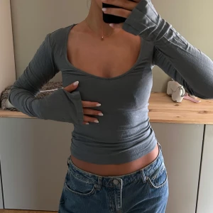 Slutsåld topp från A-DSGN - Grå topp med långa ärmar från Alice Stenlöfs märke. Storlek XXS. Denna färgen säljs inte längre!