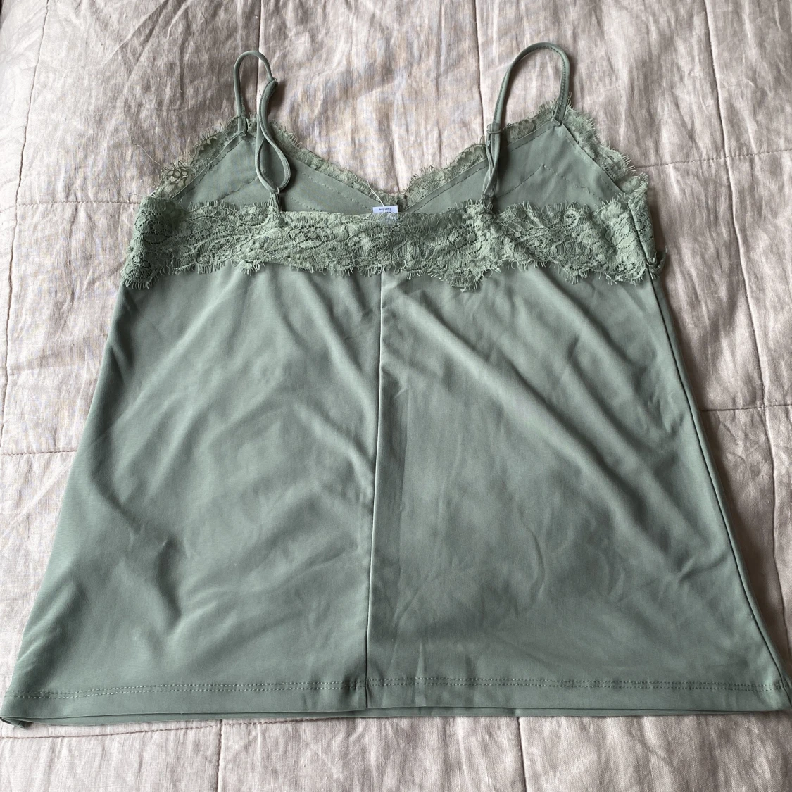 Grön linnetopp med spets från Amisu - 2