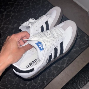 Adidas Samba OG - Säljer dessa fina på eftersom de är snäppet för små för mig. Storlek 39 1/3, men sitter snarare som 38-38,5. Endast burit två gånger, därav bra skick. Ord. pris 1449 kr.