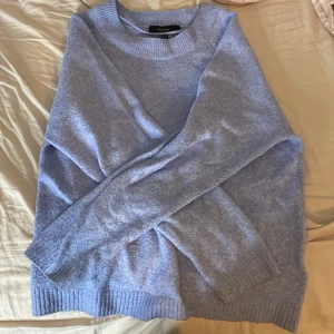 Ljuslila stickad tröja Vero Moda XL - Supermysig ljuslila stickad tröja från Vero Moda i storlek XL. Tröjan har rund halsringning, långa ärmar och ribbade muddar vid ärmslut och nederkant. Perfekt för lager-på-lager och chill dagar.