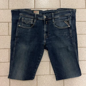 Replay anbass jeans 👖  - Snygga mörkblå jeans från Replay i storlek 30/34. (Jeansen har två väldigt små defekter, 1, slutet vid grenen gylfen på ett ställe. 2, lite smutsiga nedanför vänster byxficka på framsidan. Se sista bild för båda defekterna!