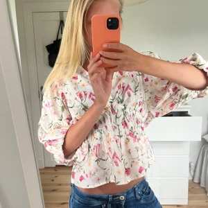 Blommig v-ringad blus med puffärm - Jättefin populär blus från hm, aldrig använd! Är i storlek L men passar endå på mig som har storlek xs, s💞💞