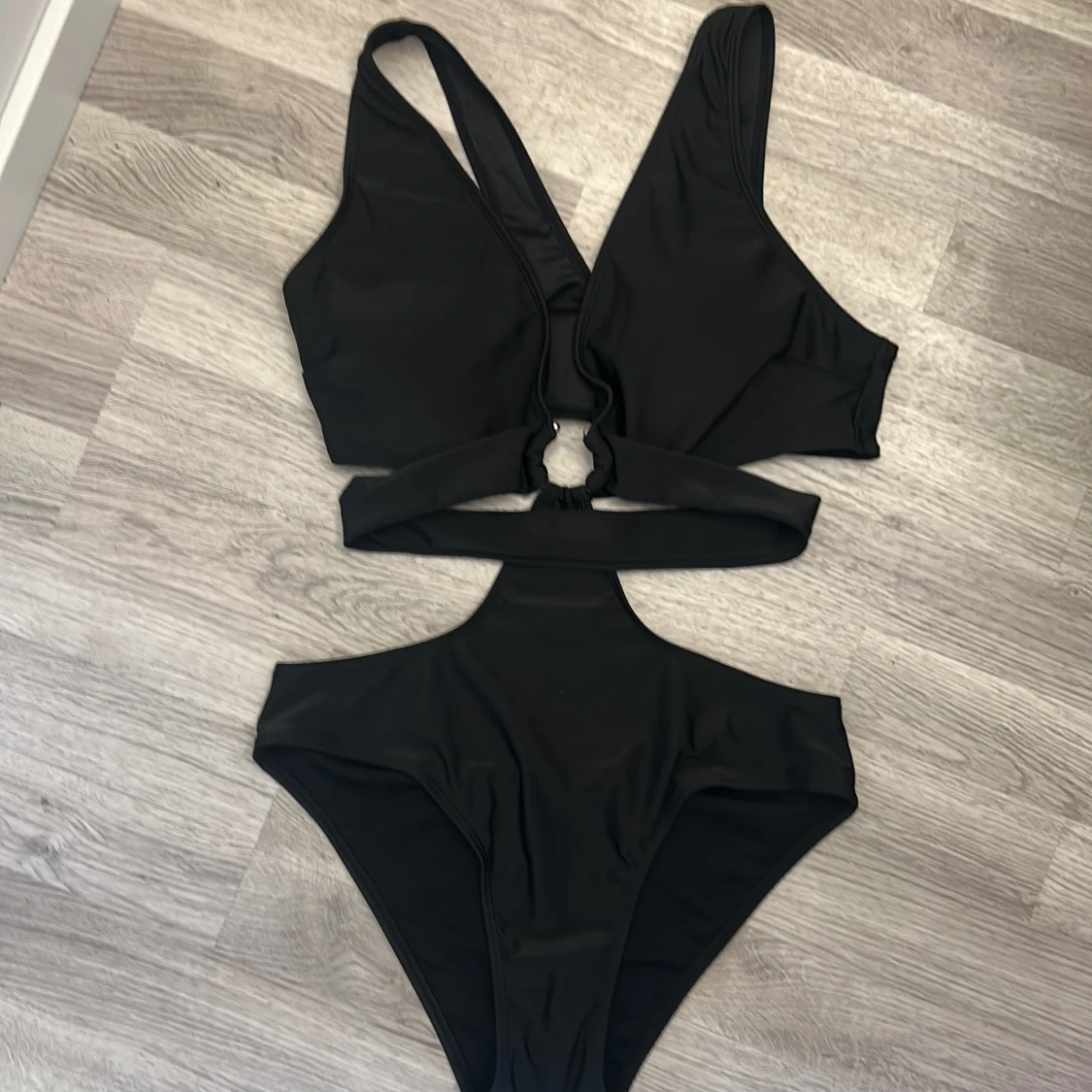 Svart cut out bikini med ringdetalj