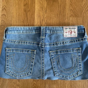 True religion minikjol  - Lågmidjad mini jeansskjol från true religion som sitter jättesnyggt 🩷jag har sytt upp kanten så att de skulle bli kortare men men märker inte alls att det är självsytt när de sitter på! Storlek 30 men passar också mig som brukar ha storlek 25-26, det sitter mer lågmidjat då.