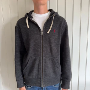 Ralph Lauren Hoodie - Ralph Lauren zip hoodie | Size: L | Skick: 9/10, inga defekter | Hör av dig vid frågor och funderingar | Vänliga hälsningar!