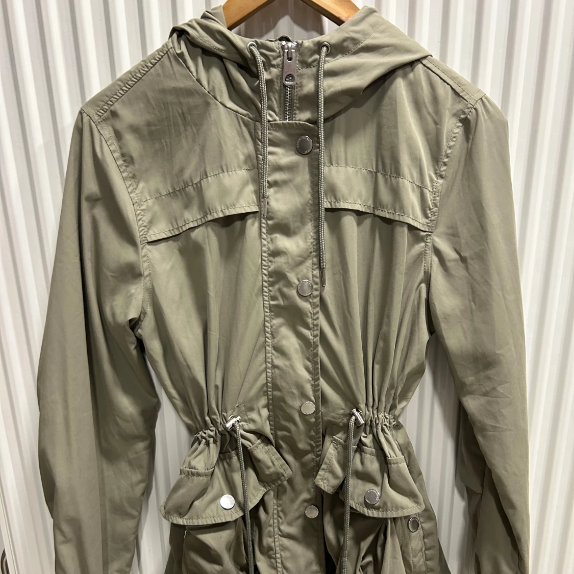 Militärgrön parkajacka med huva och snörning