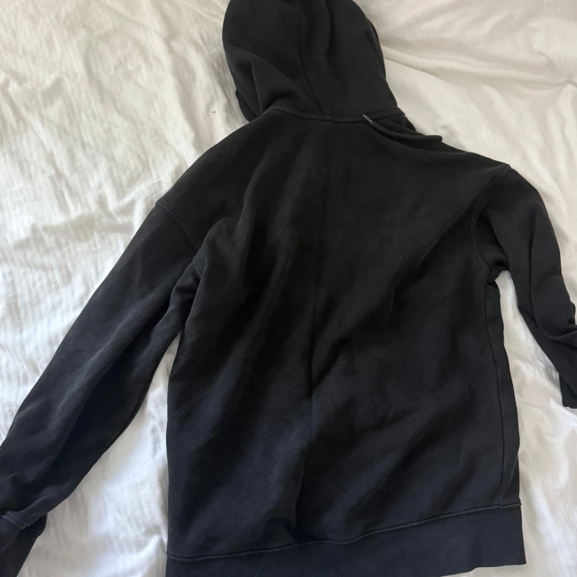 Svart hoodie med dragkedja  - 1