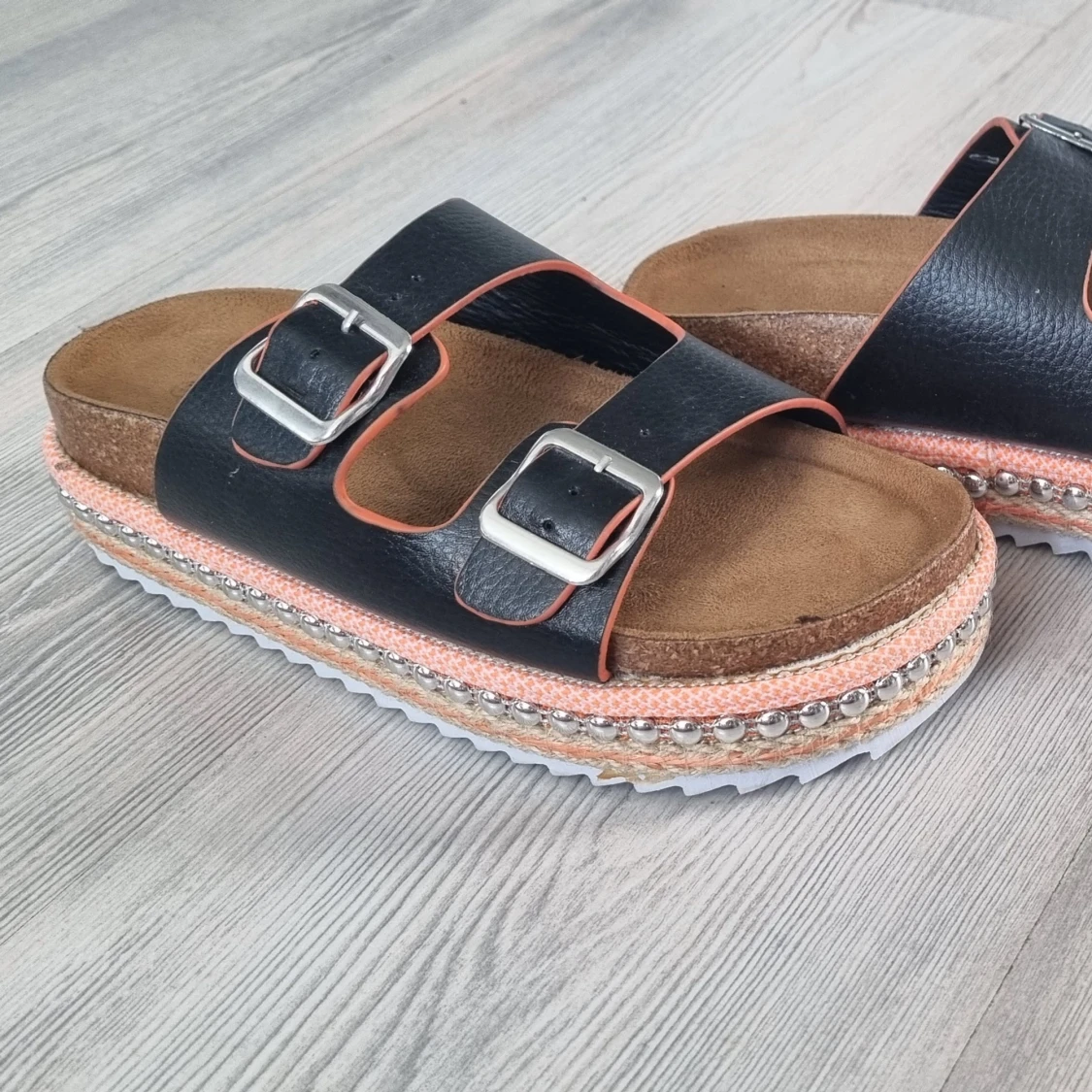 Svarta sandaler med platåsula