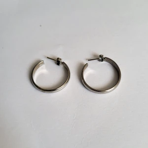 Vintage hoop earrings  - I do not know the decade but I believe it is from the 00s. Otherwise most likely from the 90s. Simple silver hoops goes perfect with any outfit. Some signs of age visible but mainly in good condition.    Pick up Obbola, can be brought to ica maxi, nus, vasaplan, or capio hc dragonen. Shipping avaible