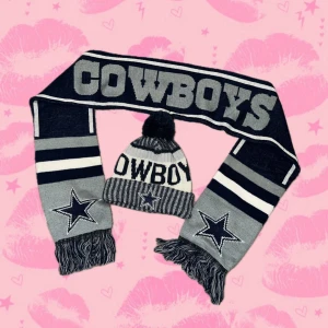 Dallas Cowboys halsduk och mössa blå/grå - Snygg halsduk och mössa från Dallas Cowboys med stora bokstäver och stjärnlogga. Färgerna är marinblå, grå och vit med randigt mönster och fransar i ändarna. Perfekt för NFL-fans som vill visa sitt lagstöd under kalla dagar.