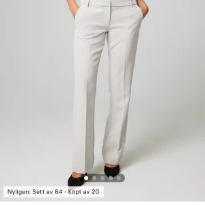 Beige kostymbyxor från Bik Bok - Snygga beige kostymbyxor från Bikbok. Byxorna har hällor för bälte, diskret dragkedja och lowwaist passform. Perfekta för en clean och stilren look, matcha med sneakers eller klackar. Modellen har på sig st 36 som jämförelse. Pris lapp kvar!💗