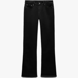 Svarta bootcut jeans - Snygga svarta jeans med bootcut passform och klassisk femficksdesign. Jeansen har en stilren look och är perfekta för dig som gillar en tidlös vibe. Tillverkade i mjukt jeansmaterial med knapp och dragkedja framtill.