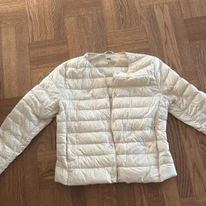 Beige jacka från Uniqlo - Säljer den då den tyvärr inte kommer till användning längre. Cream vit jacka i storleken M men den passar mig som S väldigt bra. Perfekt nu till hösten🥰bild nr 2 är lånad , dm för fler bilder💕