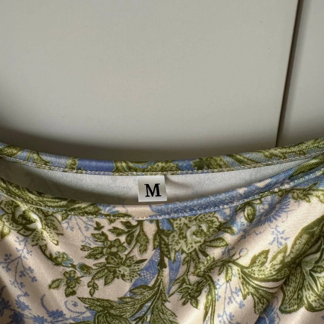 Lång blommig klänning med smala axelband - 2