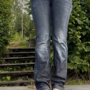 Låga miss sixty jeans - Så snygga lågmidjade jeans från miss sixty som tyvärr är för små. Dom har lite broderi som synd på bilderna och slitningar vid knäna. Så snygga och i en bootcut modell. Bilderna blev croppade så man ser inte midjan så bra, men hör gärna av er för fler bilder!!🥰🥰