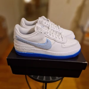 Oanvända Nike Air Force 1 Shadow  - Helt nya i förpackningen. Storlek 44.5 Special Edition som är slutsålda överallt. Ord.pris ca 1600 kr. OBS! Inga byten eller returer. Skickas spårbart och försäkrat. Kvitto finns