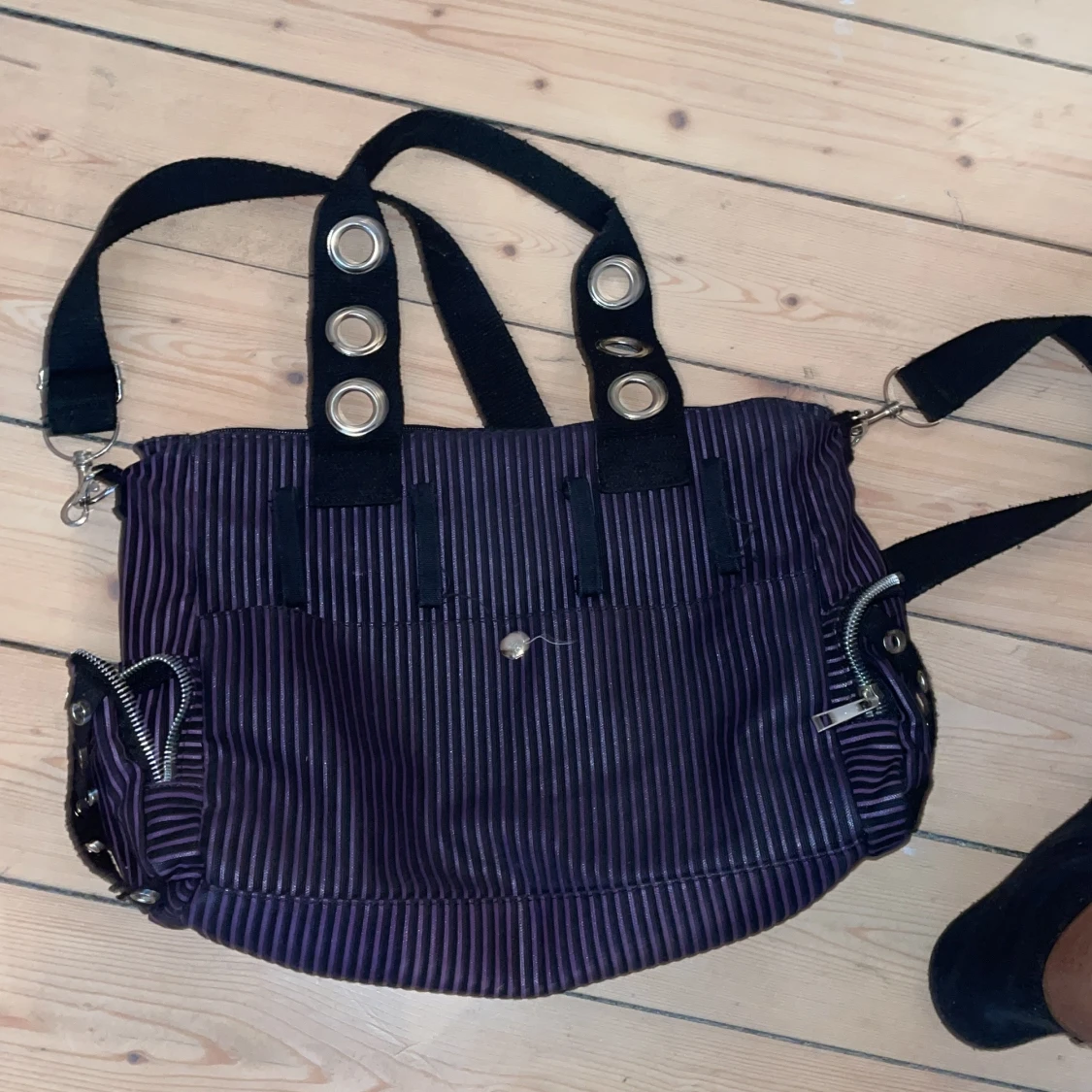 Randig axelväska med nitar och dragkedjor - 1