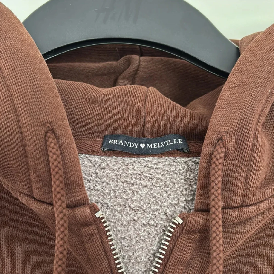 Brun zip-hoodie från Brandy Melville - 2