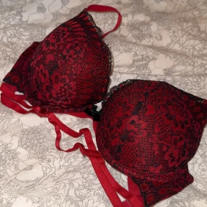 BH Hunkemöller - Säljer denna extremt sexiga extra push-up BH från Hunkemöller från deras gamla private collection! Lite skavanker finns på insida|| Nypris 695kr❤️‍🔥