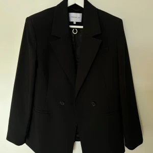 Kavaj Stockh LM - Oanvänd kappa köpt på MQ. Inköpspris ca 1500kr! Mycket fint skick och är i en rakare/oversized modell. Därför passar den även dig som har strl 36🤍