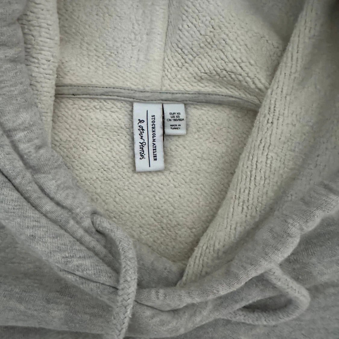 Grå croppad hoodie från & Other Stories - 2