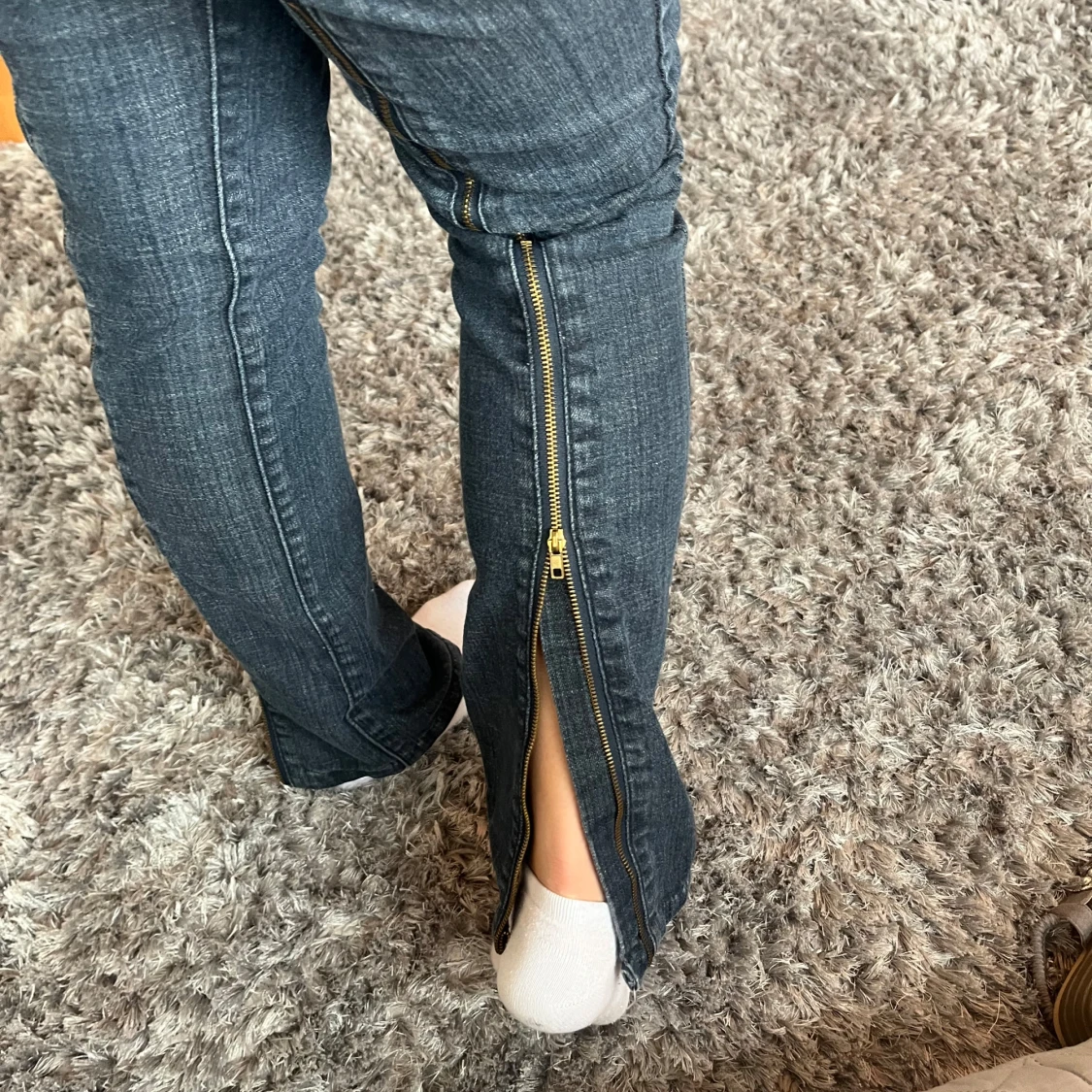 Mörkblå jeans med dragkedjor bak - 4