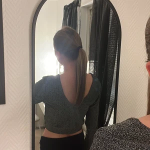 glittrig fest topp med öppen rygg  - Tröjan ”glittrar” inte av sig. skönt material inuti , passar bra på fest. pris går att diskuteras!💓