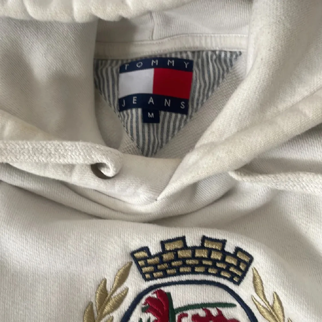 Vit hoodie Tommy Jeans med brodyr - 1