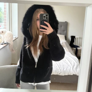 Svart jacka från Alessa - Jätte fin jacka från Alessa, köpt för 1800kr, storlek S. Använd ca bara 5 gånger 