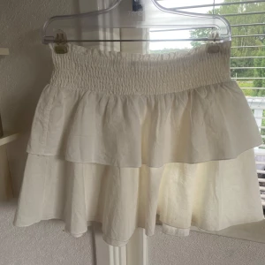 Kjol med volanger  - Säljer en kjol med volanger, storlek M, mycket bra skick! Köptes nog på H&M, säljer den för 50kr + frakt!