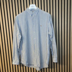 Ralph Lauren skjorta  - Randig Ralph Lauren skjorta | Skick 9/10 | Bröstvidd 70cm, ärmlängd 63cm och kragmått 41cm, classic fit, rymlig passform | Hör gärna av dig vid minsta fundering😊
