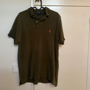 Olivgrön polo piké från Ralph Lauren - Olivgrön polo piké från Ralph lauren. Storlek L. Fint skick använd fåtal gånger!